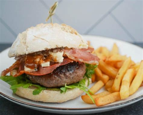 Burger Met Blauwe Kaas Serranoham En Vijgenchutney Foodaholic Nl