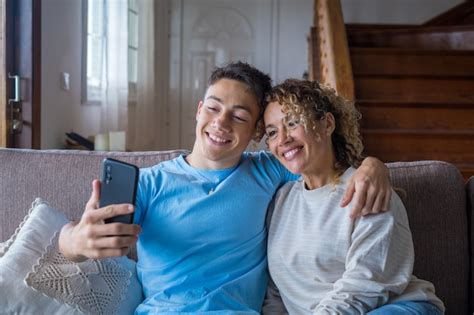 Sonriente Madre De A Os De Mediana Edad Descansa Con Un Hijo Adulto