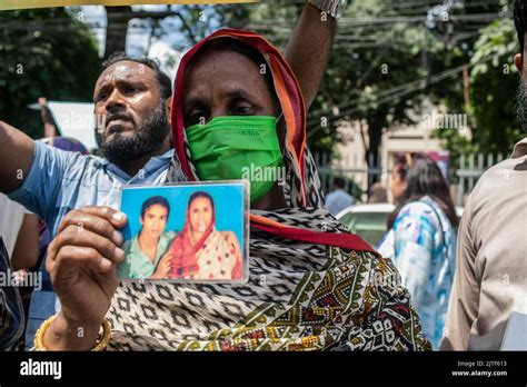 Dhaka Bangladesh 30th Aug 2022 A Woman Holds A Picture Of Her