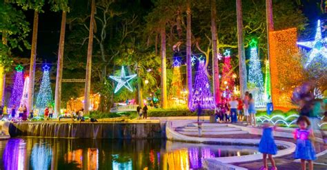 Acendimento da iluminação na Praça Tancredo Neves marca início do Natal