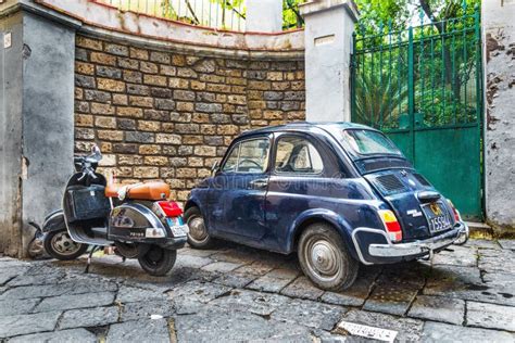 La Vespa Y Fiat 500 Del Vespa Del Vintage Parquearon En Un Narro