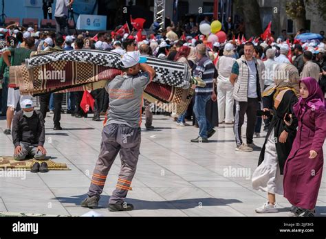 Les citoyens ont été vus en attente du président Recep Tayyip Erdo an