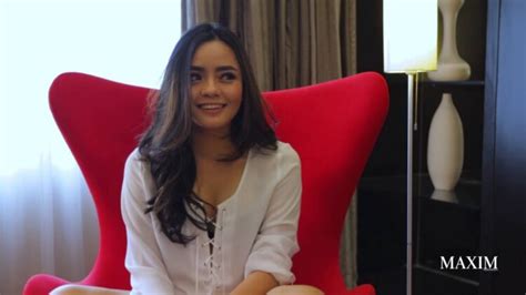 9 Hot Sexy Gita Sinaga Bikini Pics