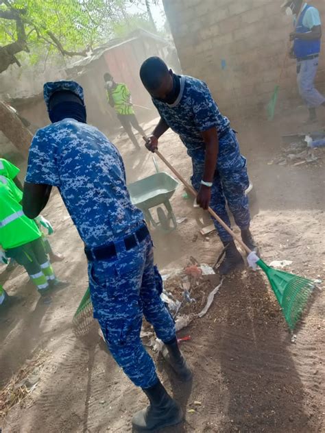 Kaffrine La Gendarmerie Au Cœur De La Journée De Nettoiement