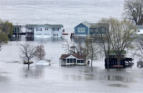 Mississippi River Flooding Prompts Evacuations Sandbagging Wgn Tv