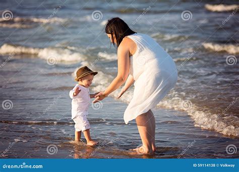 Familia Que Recorre En La Playa Foto De Archivo Imagen De Azov