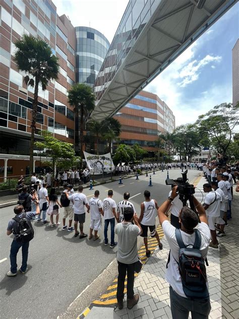 Torcedores Do Santos Se Re Nem Em Vig Lia Por Pel Em Hospital Santos