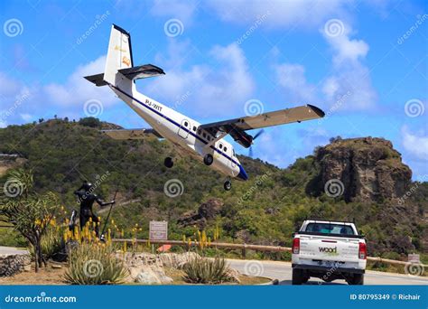 Airplane Landing at St. Barth Editorial Stock Image - Image of blue, nerves: 80795349