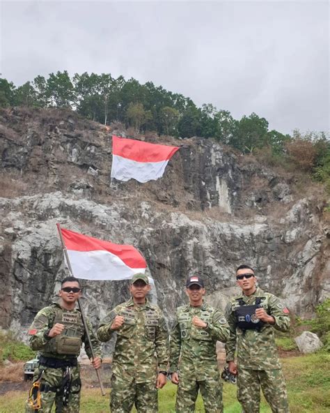 Yonif Raider 323 Kibarkan Bendera Merah Putih Raksasa Di Tebing