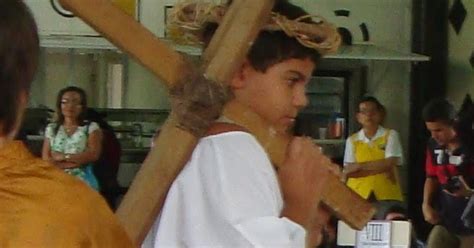 En La Vía Singular De La Vida El Via Crucis Escolar