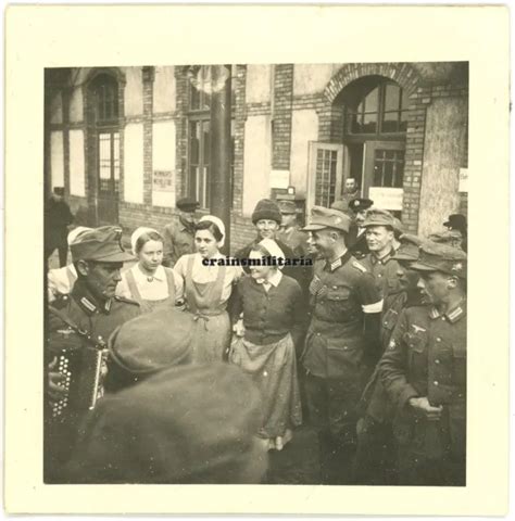 ORIG FOTO GEBIRGSJÄGER Offizier mit DRK Schwester am Bahnhof in