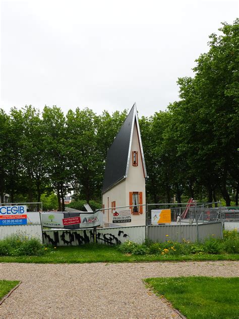 Le Havre Narrow House De Erwin Wurm Au Square Claude Erign Flickr