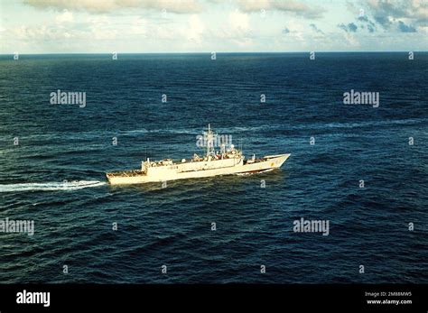 Vue aérienne à tribord de la frégate de missile guidé USS JACK WILLIAMS