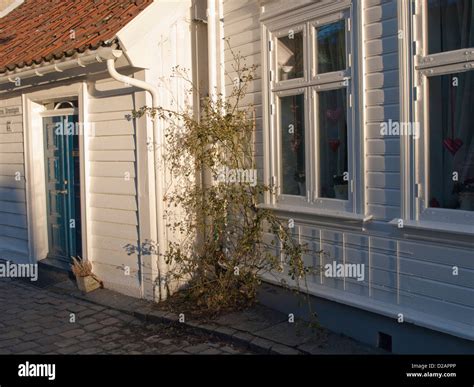 White Wooden Paneled Houses Hi Res Stock Photography And Images Alamy