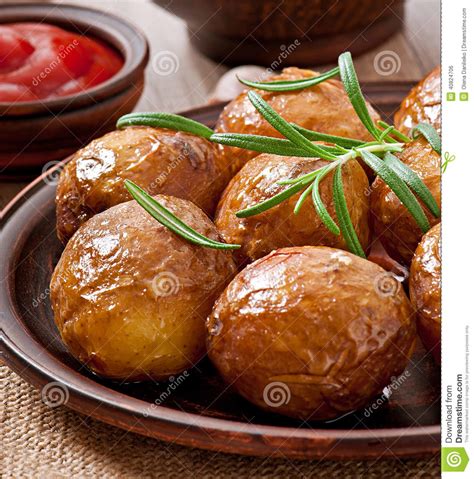 Pommes De Terre Cuites Au Four Avec Le Romarin Photo Stock Image Du