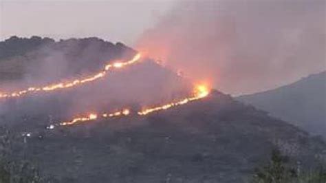 Roma Vasto Incendio Mezzi Aerei In Azione Per Domare Le Fiamme The