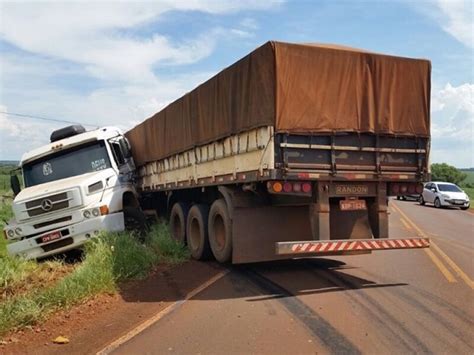 Motorista Perde Controle E Carreta Fica Atravessada Em Rodovia JD1