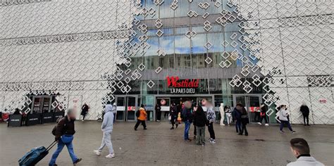 Lyon Des Ouvertures Exceptionnelles Au Centre De Shopping De La Part