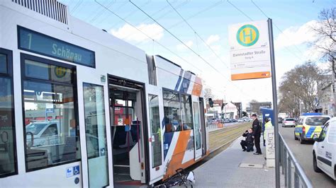 Radfahrer In Mannheim Von Stra Enbahn Erfasst Mann