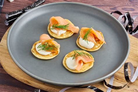 Blinis med laks og peberrod Opskrift på forret til nytår