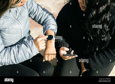 Deux Jeunes Filles Très Belles Avec Des Appareils Intelligents Pour