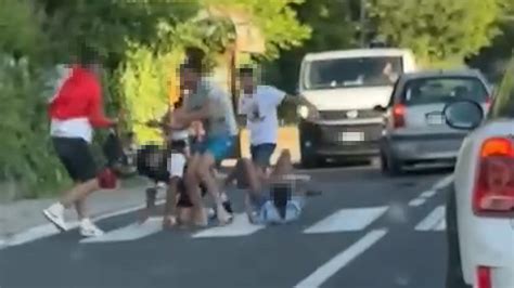 Violenta Rissa In Strada Blocca Il Traffico A Pianoro Video Al Setaccio