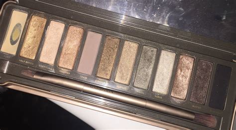 Buon lunedì Questa settimana inizio il mio make up con la Naked 2 di