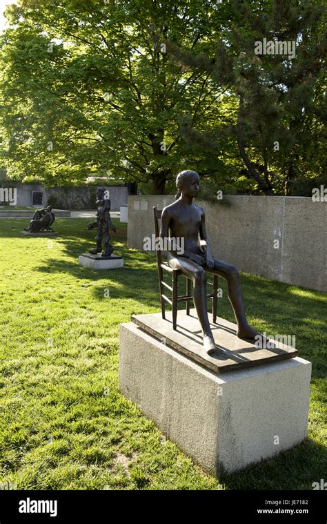 Human garden sculpture hi-res stock photography and images - Alamy