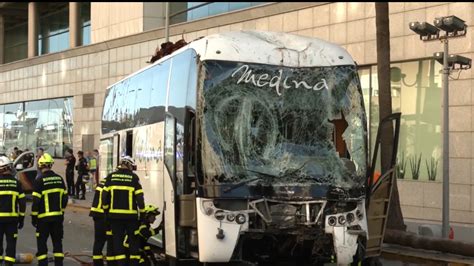 El Autob S Del Accidente Mortal En C Diz Choc Hasta Veces