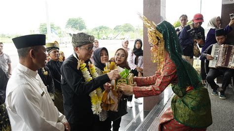 Kajati Kepri Baru Teguh Subroto Disambut Hangat Melalui Tradisi Adat