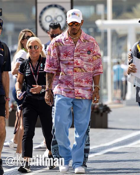 Lewis Hamilton Outfit from November 18, 2022 | WHAT’S ON THE STAR?