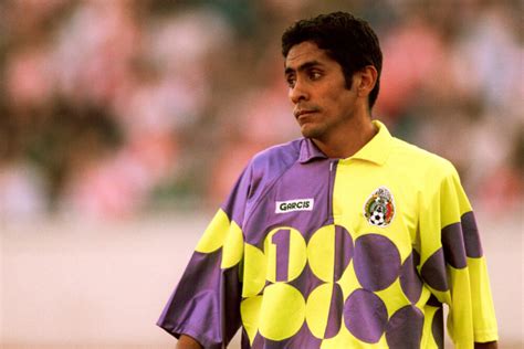 Vidéo Jorge Campos note ses maillots les plus fous Dégaine