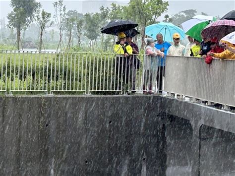 凱米襲屏東縣午後風雨強 周春米視察滯洪池：沒事別外出 生活 中時