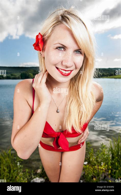 Junge Frau Im Roten Bikini Stockfotografie Alamy