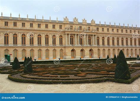 Jardins De Ch teau De Versailles Photo stock Image du étang nuageux