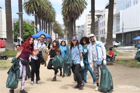 Valparaíso Sin Basura voluntarios se unen para limpiar la ciudad