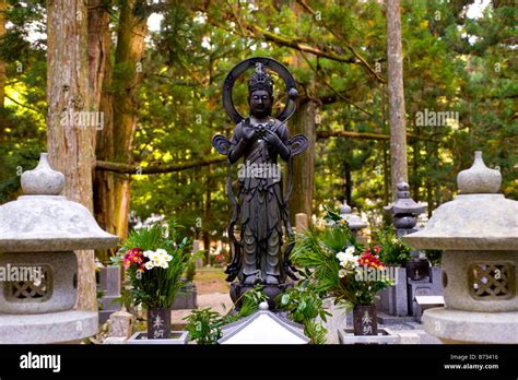 Una Estatua Jizo Y Tumba En El Cementerio Okunoin En El Monte Koya En