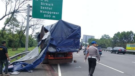 Truk Tabrak Sopir Yang Sedang Betulkan Ban Di Pinggir Tol Jagorawi