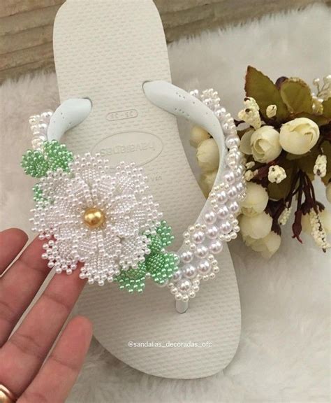 Pin de MARIA ELIZANGELA em FLOR Decorações em chinelos de dedo