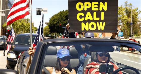 L.A. City Hall drive-thru protest wants economy reopened - Los Angeles Times