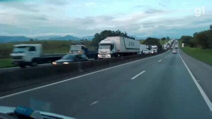 Acidente entre três carretas causa congestionamento de 12 km na Dutra