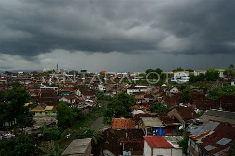 WASPADA POTENSI CUACA EKSTREM ANTARA Foto