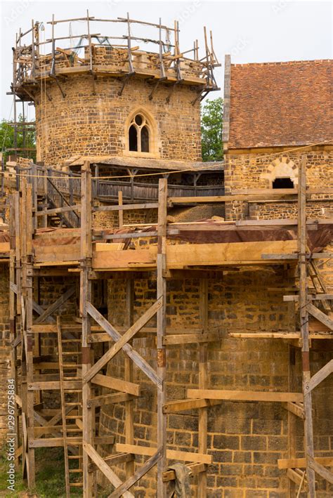 Château de Guédelon Construction d un château fort Des échafaudages