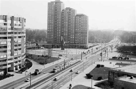 Leninplatz Mit Lenindenkmal Und Wohnh Usern In Berlin Der Ehemaligen