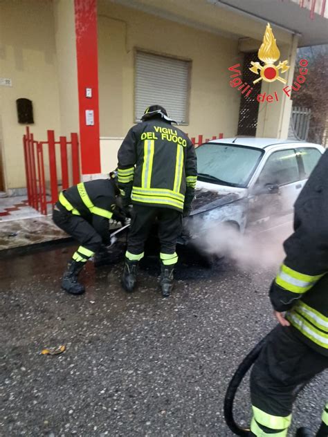 Cir Marina Kr Auto In Fiamme Tempestivo Intervento Dei Vigili Del