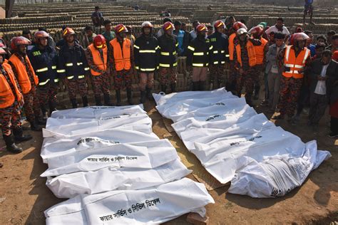 Volcadura De Cami N En Bangladesh Deja Muertos Ap News