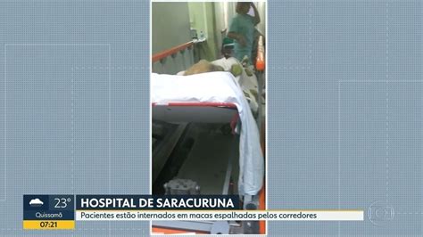 Pacientes S O Internados Em Macas Espalhadas No Corredor Do Hospital De