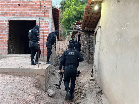 Policiais Fazem Buscas Em Casas De Suspeitos De Envolvimento