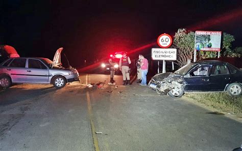 Carros Batem De Frente E Seis Pessoas Ficam Feridas Na Mg Em