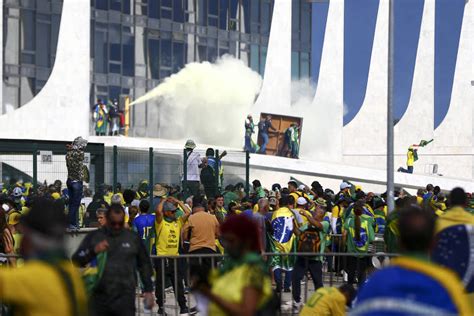 Dia de vandalismo em Brasília foi de festa no SBT Record e RedeTV